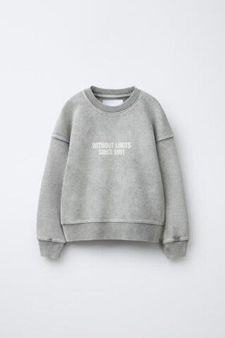 ZARA ТОЛСТОВКА С НАДПИСЬЮ И ЭФФЕКТОМ ПОТЕРТОСТИ, СЕРЫЙ
