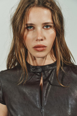 ZARA МИНИ-ПЛАТЬЕ ИЗ ИСКУССТВЕННОЙ КОЖИ, ТЕМНО-КОРИЧНЕВЫЙ