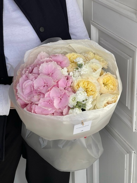 Сборный букет с гортензией, пионовидной розой и маттиолой