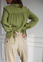 Укороченные бежевые джинсы mom-fit