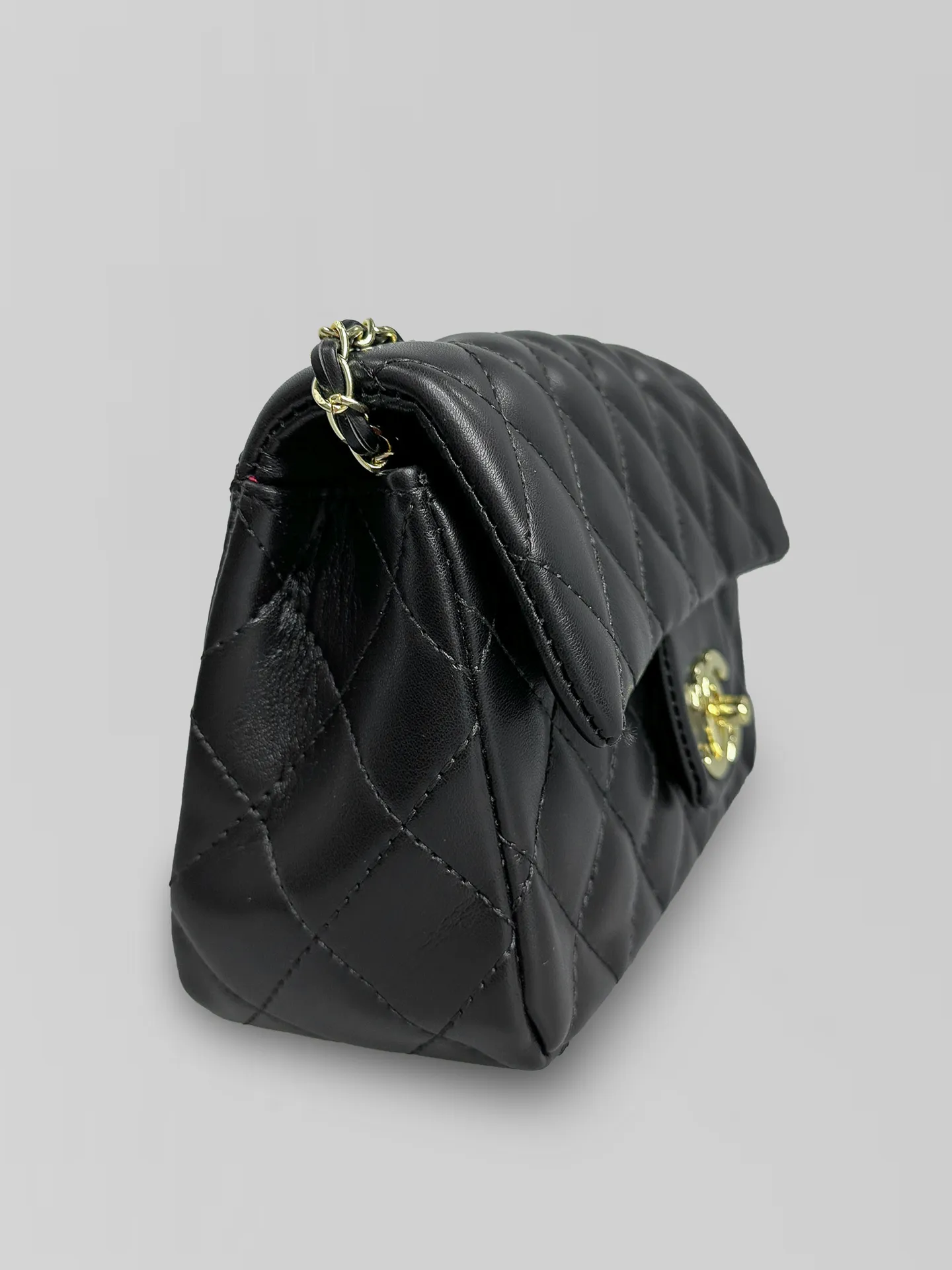 Сумка 326 однотонная с золотой фурнитурой и стеганным рисунком виде ромбов