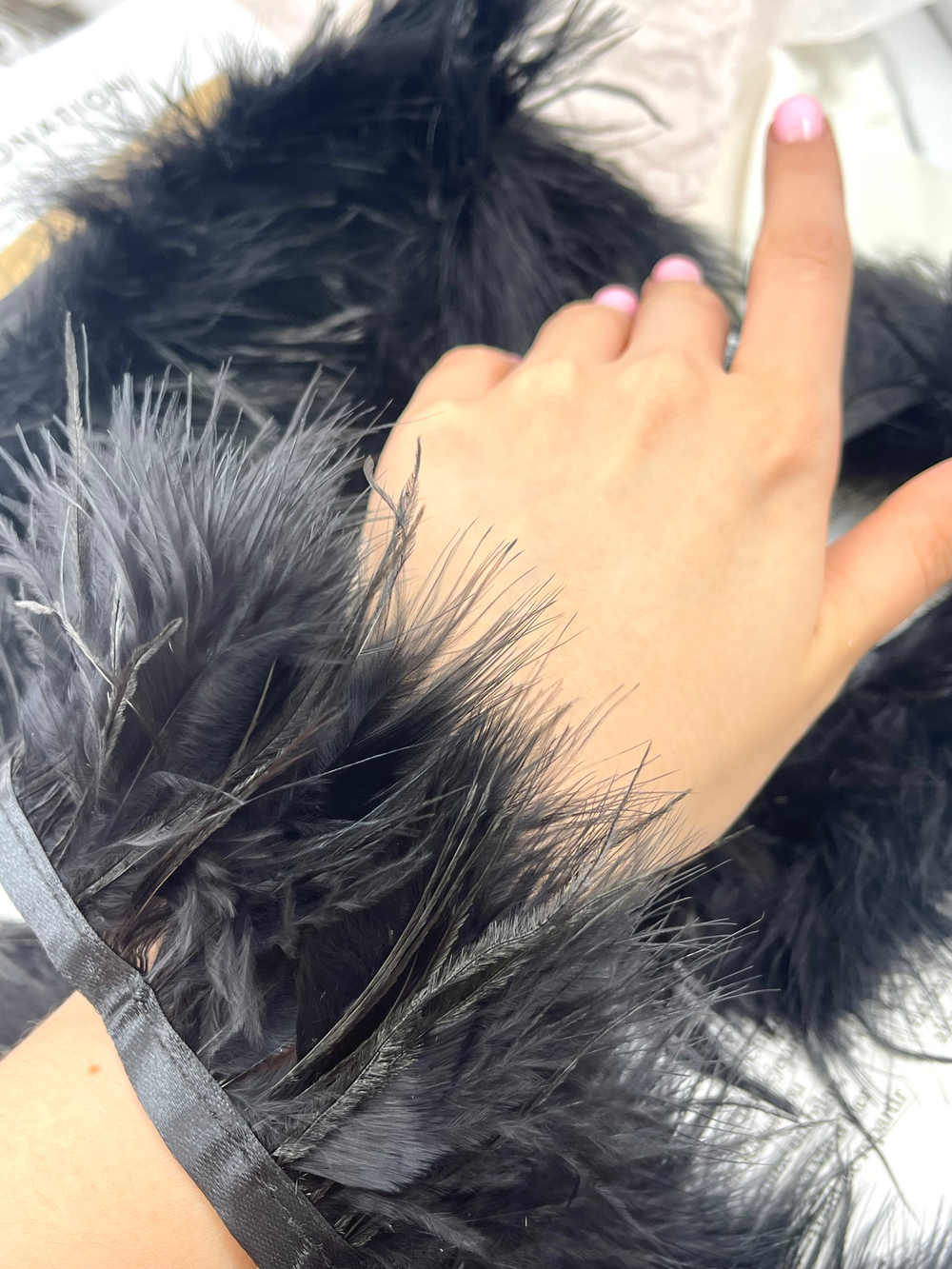 Черные перья на ленте марабу и страус