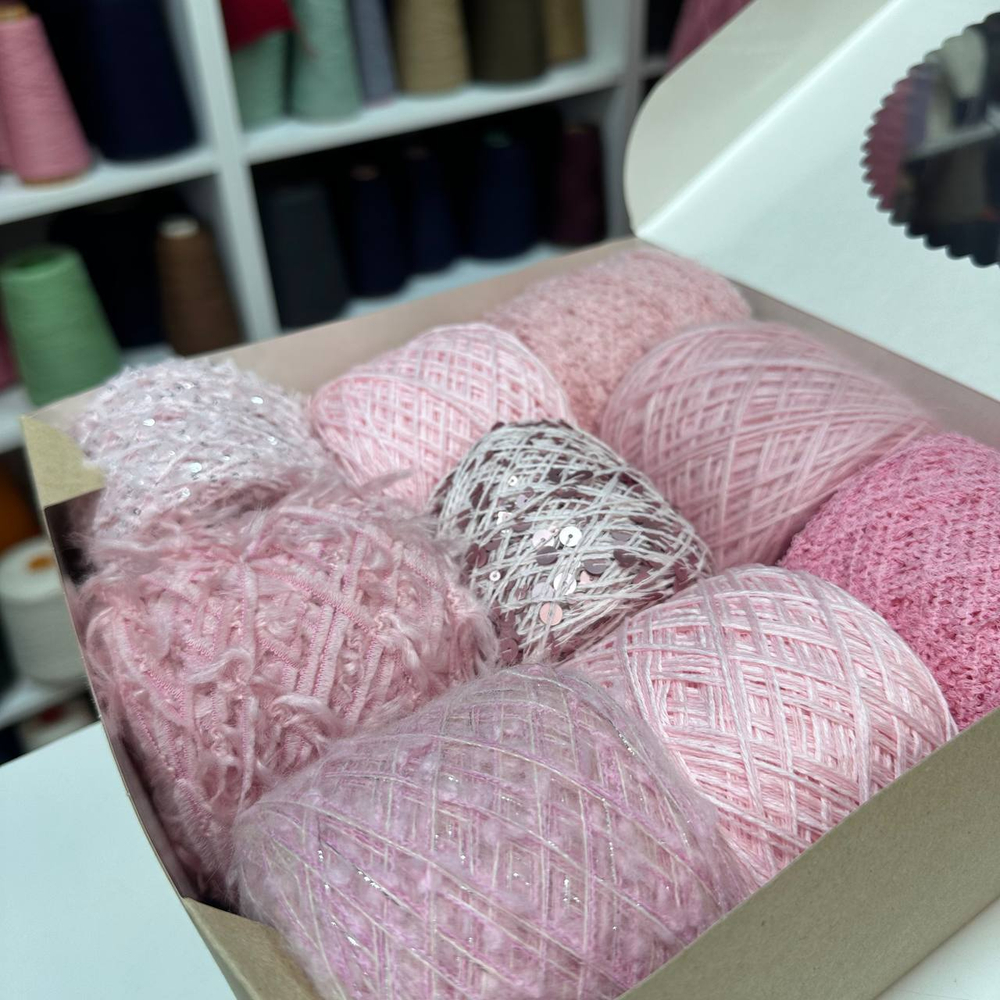 Набор итальянской фантазийной пряжи для джемпера "САКУРА"; Состав: , кидмохер, меринос, шелк, як, ангора, вискоза, люрекс, хлопок, пайетки. Общий вес: 635 гр MP