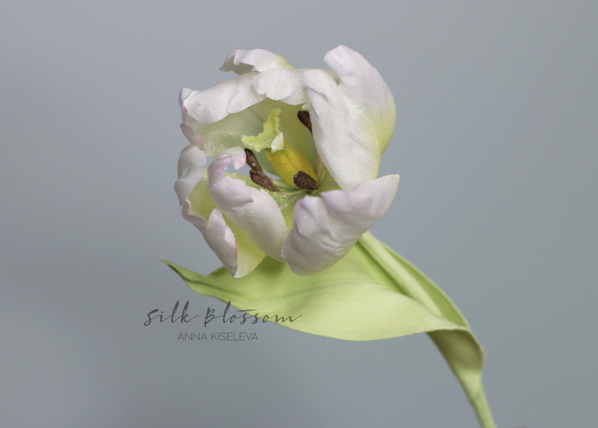 Брошь Белый тюльпан из шелка