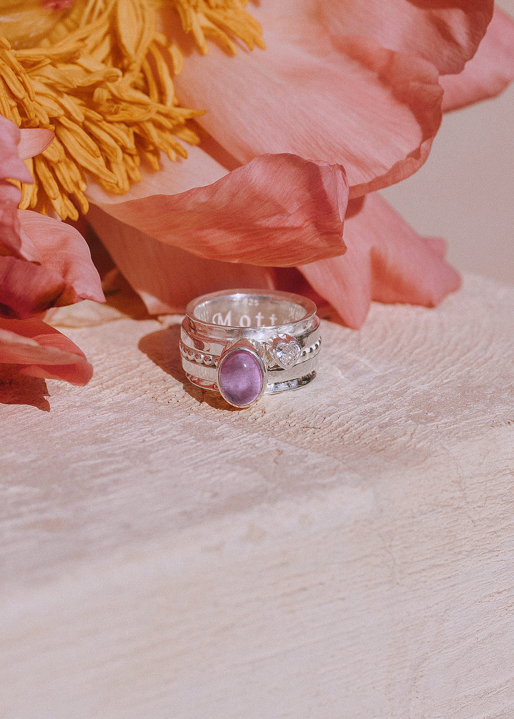 Кольцо «Мозаик» с овальным аметистом кабошон и сердечком белый циркон