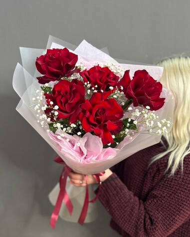 Букет из 5 красных французских роз сорта "Эксплорер" с гипсофилой