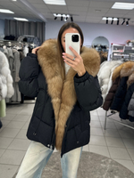 Пуховик в черном цвете с мехом песца под «куницу»