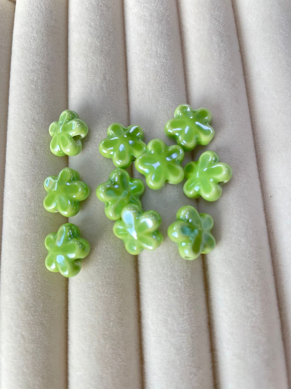 Ф001-з Керамическая бусина "Цветок" 11 мм, зеленый