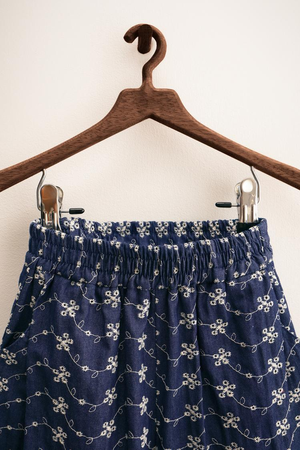 ZARA TIMELESS — БРЮКИ СВОБОДНОГО КРОЯ С ВЫШИВКОЙ В ВИДЕ ЦВЕТОВ, СИНИЙ