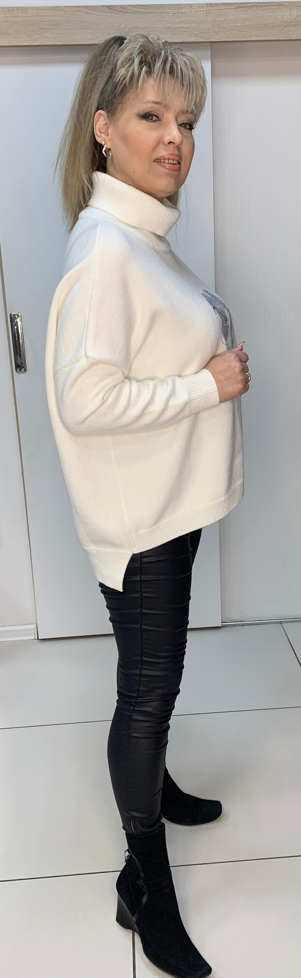 Белый  свитер с красивым принтом