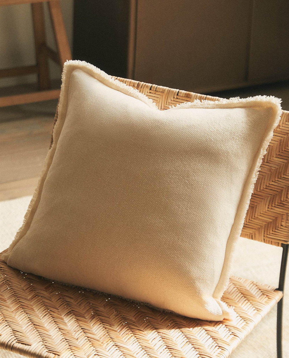 ZARA HOME ЧЕХОЛ ДЛЯ ДЕКОРАТИВНОЙ ПОДУШКИ ИЗ СИНЕЛИ, БЕЖЕВЫЙ