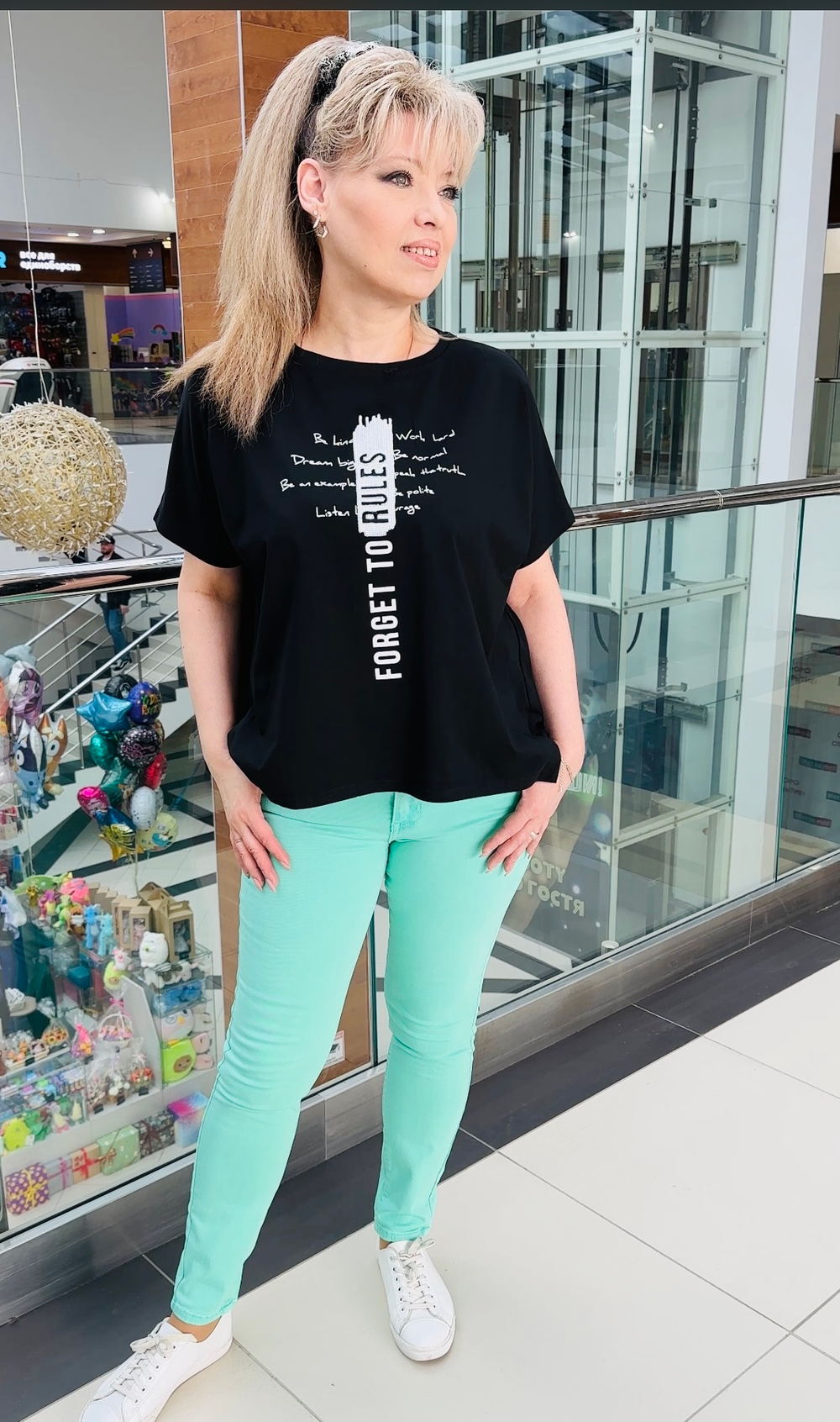 Черная блузон-футболка с пайетками и вертикальной надписью