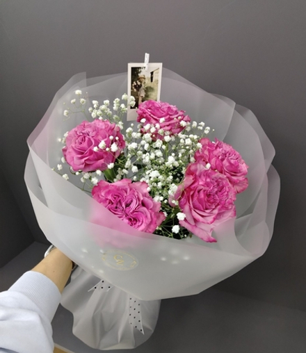 5 пионовидных роз с зеленью