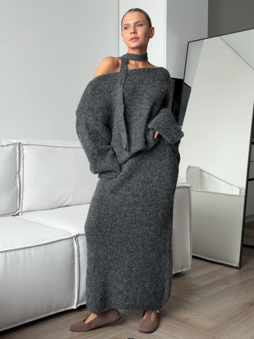 Комплект вязаный, пушистый, длинная юбка и свитер с шарфиком