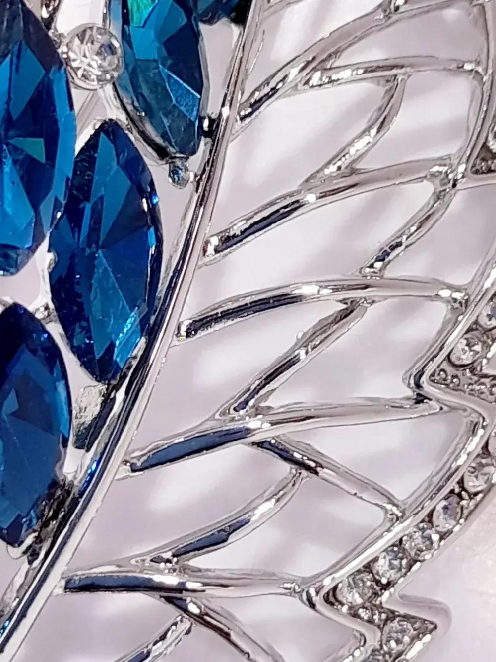 Брошь "Лист с голубыми стразами"