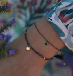 браслет из сапфиров с луной из желтого золота