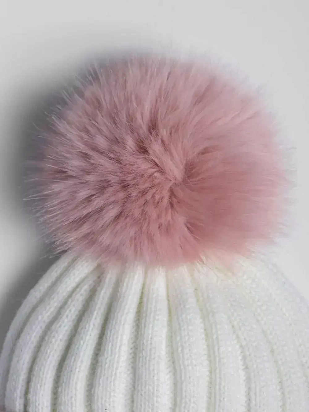 Шапка для девочки зимняя вязаная с помпоном