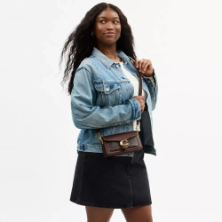 COACH СУМКА ЧЕРЕЗ ПЛЕЧО TABBY 20 ИЗ ФИРМЕННОГО ХОЛСТА, ТЕМНО-КОРИЧНЕВЫЙ