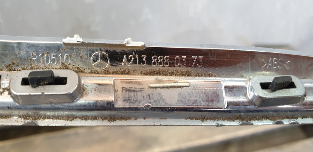 Молдинг решетки радиатора Mercedes E (W213) 16-20 Б/У Оригинал A2138880373