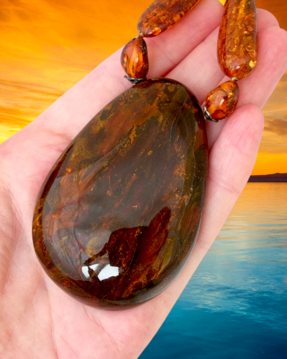 Янтарный кулон на ладони