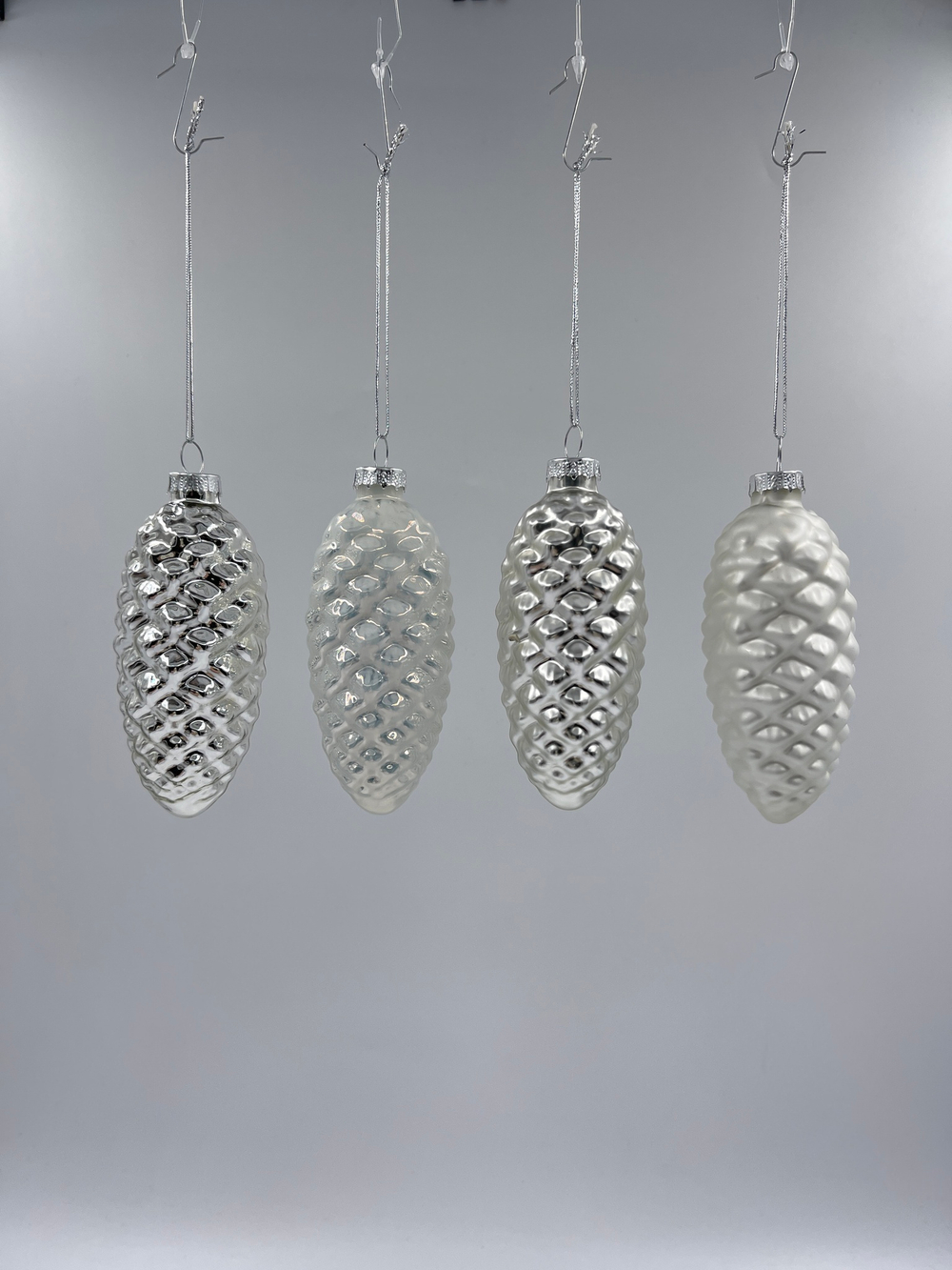 Набор шишек 10x5см 12шт ChristmasDeLuxe белый/серебро