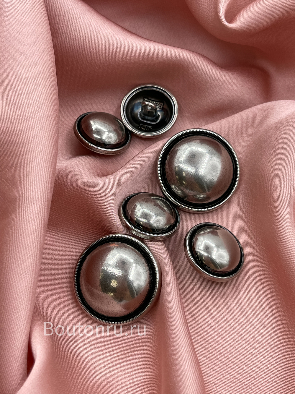 Пуговицы полусфера серебристые с черной окантовкой антик