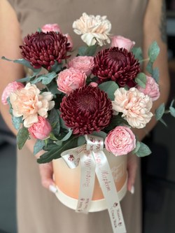 Изысканное сочетание хризантем Бигуди, диантусов, кустовых пионовидных роз и эвкалипта в композиции от Флора Маркет