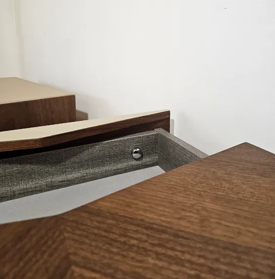 Тумбочка-столик Teorema, бежевая экокожа, шпон ореха