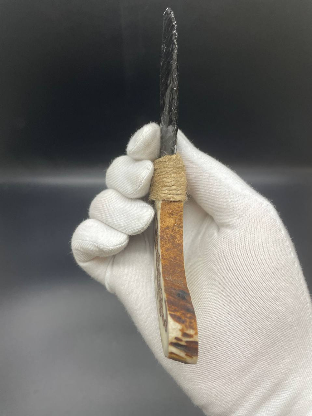 Обсидиановый нож с рукояткой из рога оленя с рисунком скорпиона 16 см