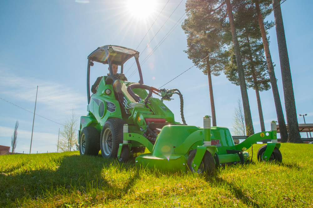 AVANT 400 — КОМПАКТНЫЙ МИНИ-ПОГРУЗЧИК ДЛЯ УНИВЕРСАЛЬНЫХ ЗАДАЧ