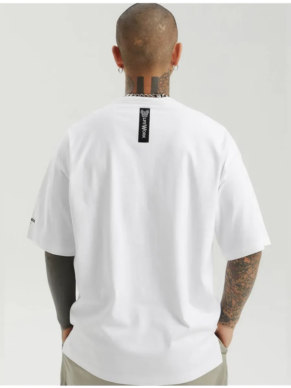 Футболка с арочной надписью