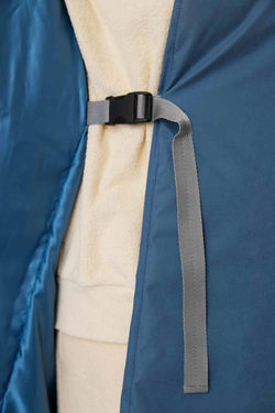 Зимнее пальто на запах из синей бархатистой мембраны