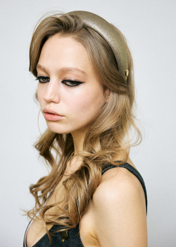 Ободок из шерсти золотого цвета