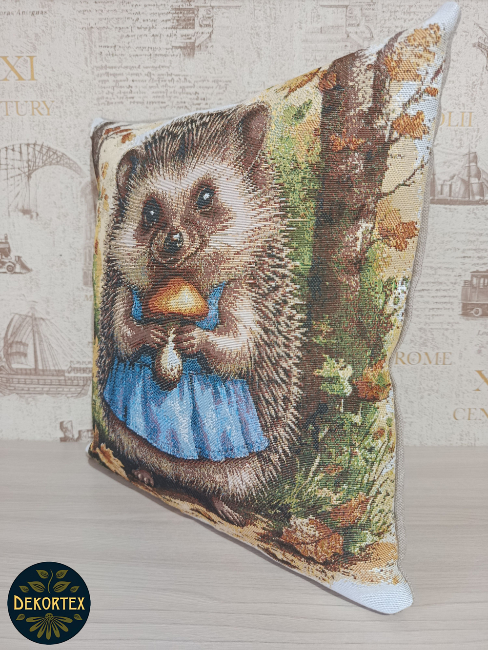 Декоративный гобеленовый чехол для интерьерной подушки Ежиха Татьяна 38*38