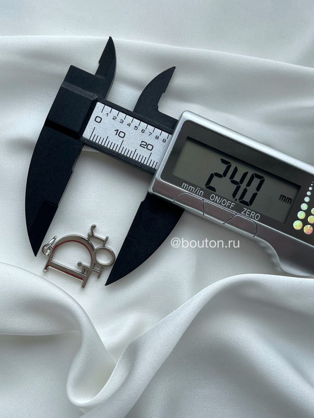 Подвеска Ди. 21х23 мм. серебро