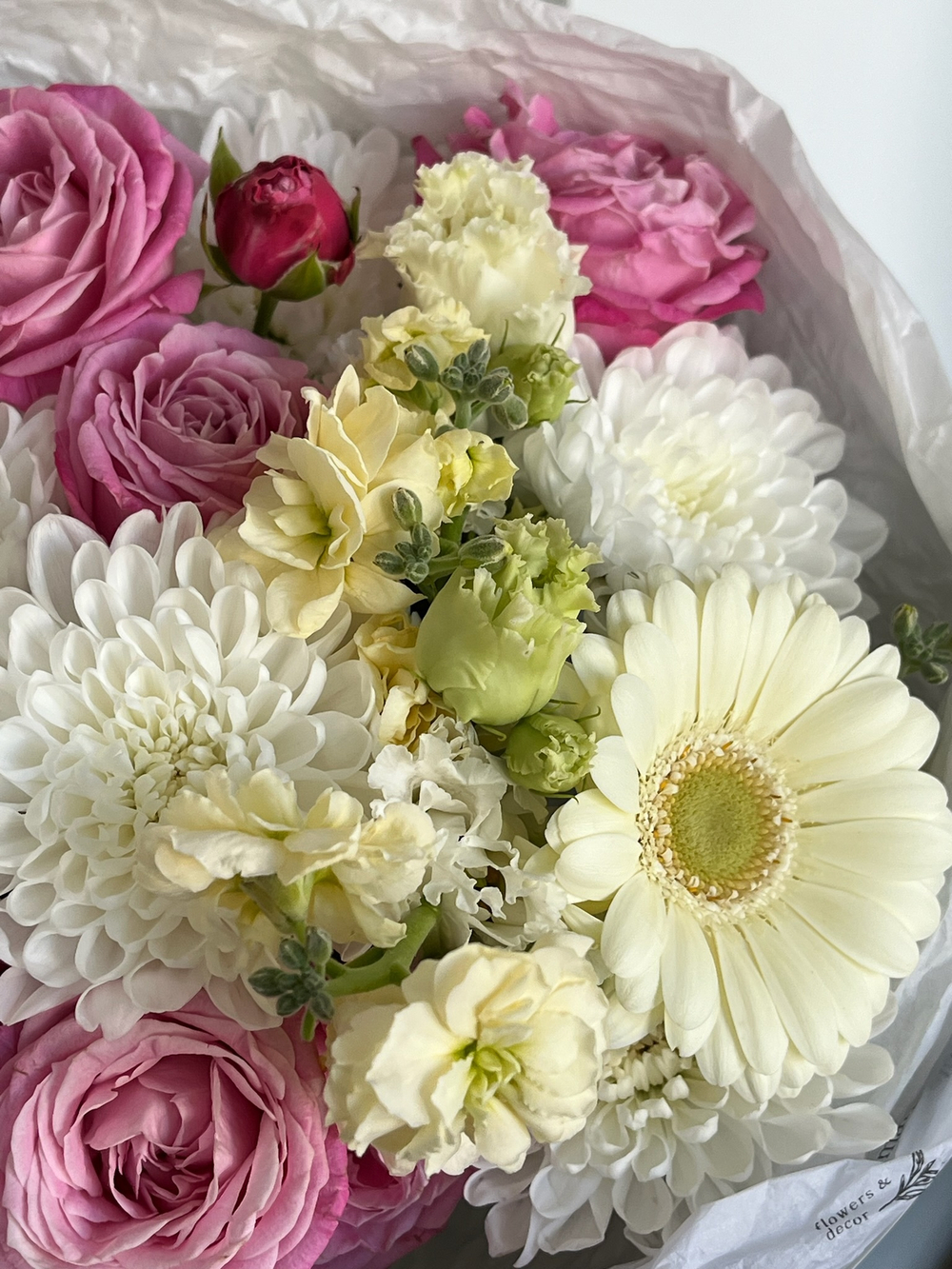 Букет из кустовой пионовидной розы, хризантемы и герберы и маттиолы