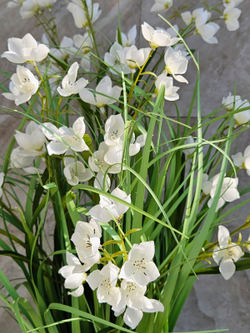 Искусственная Трава с белыми цветами 90см в кашпо