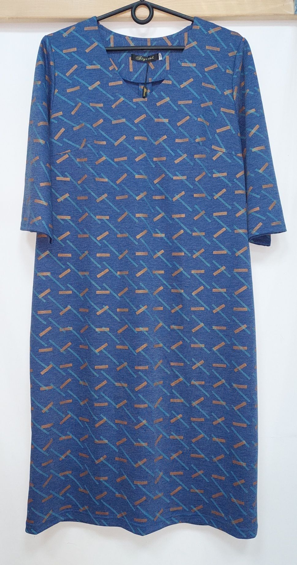 Платье женское на работу по фигуре праздничное повседневное на пуговицах вязаное плотное осеннее весеннее зимнее офисное футлярное синее голубое принт большой размер 54 плотное трикотаж вискоза с карманами рукав 3/4 силуэтное