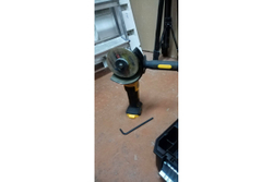 Бесщеточная угловая шлифмашина DEWALT DCG405NT