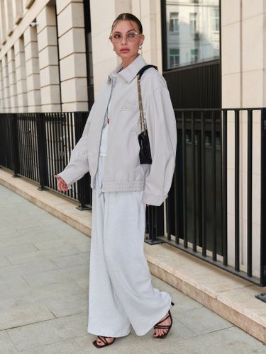 Светло-серый хлопковый бомбер с лого на груди