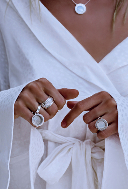 Кольцо «Лунный цикл» с белым перламутром и черной эмалью