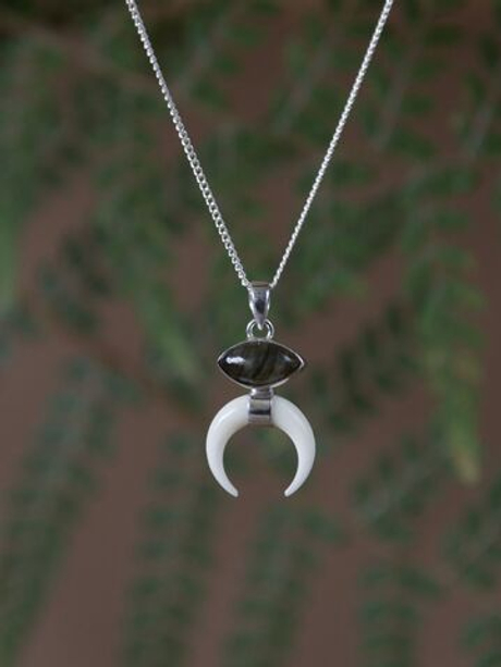 Подвеска ЛУННИЦА, серебро/слоновая кость/лабрадор