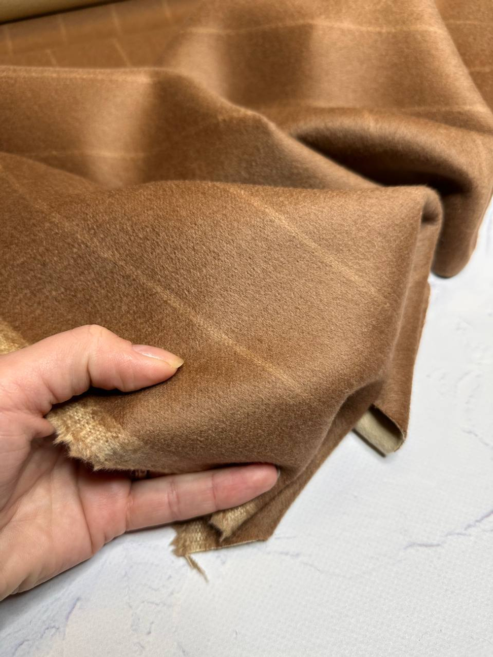 Двусторонний (double-face) пальтовый кашемир с шерстью (80%кашемир/20%шерсть, Бежевый кэмел с тонкой вертикальной полосой/сливочный, 151, 393 гр/м2)