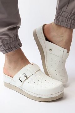 701 | "Aleksandra" |  Белые женские медицинские сабо с закрытым носом