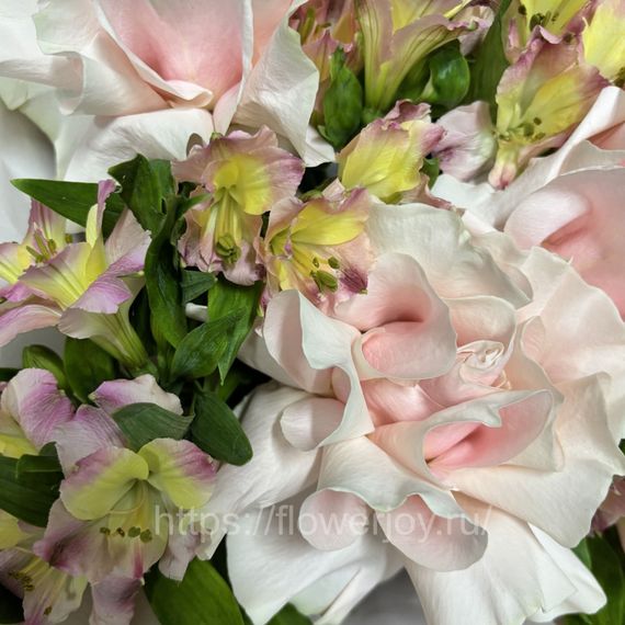 Букет с французской розой и альстромерией