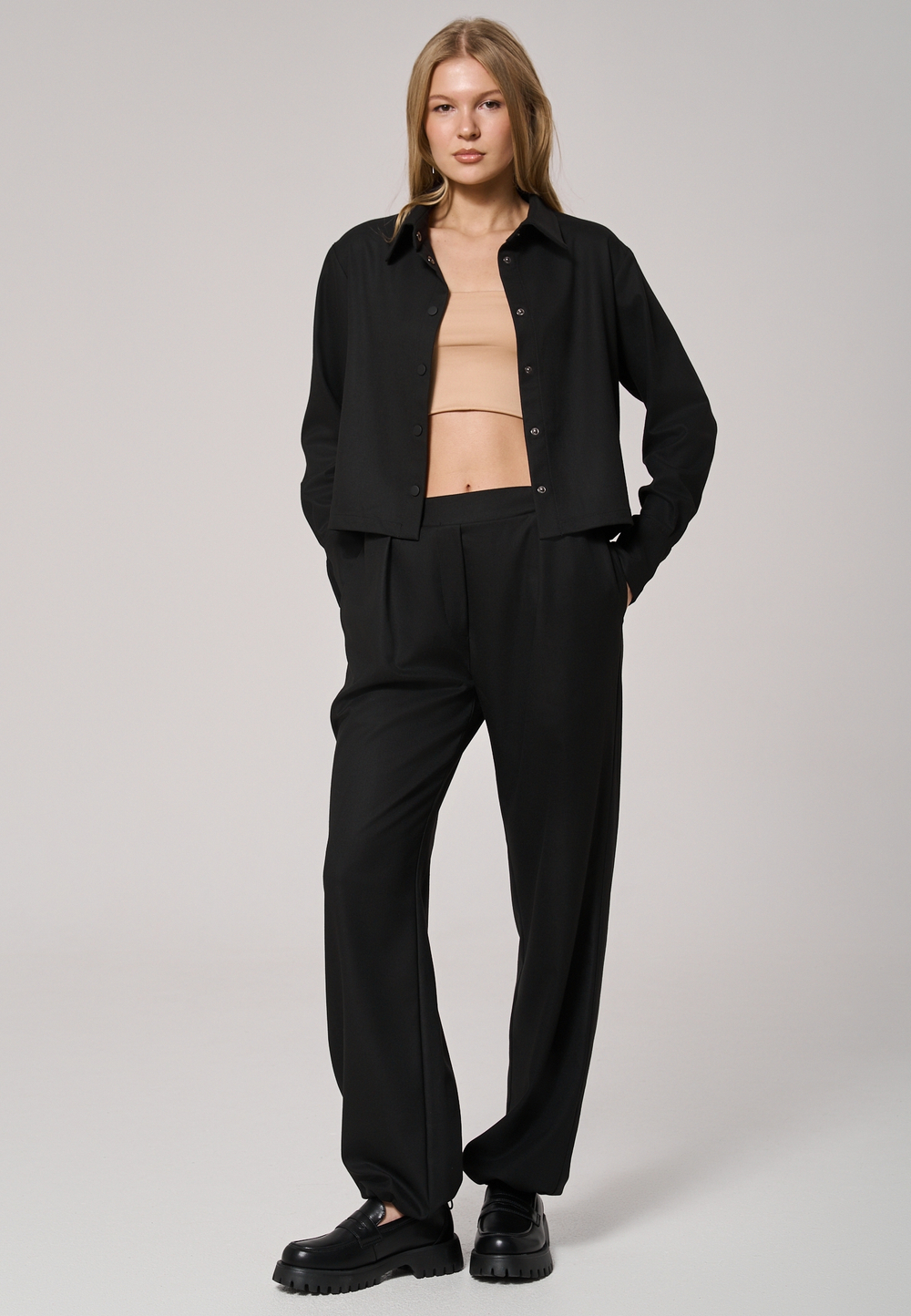 Брюки с поясом на резинке черные