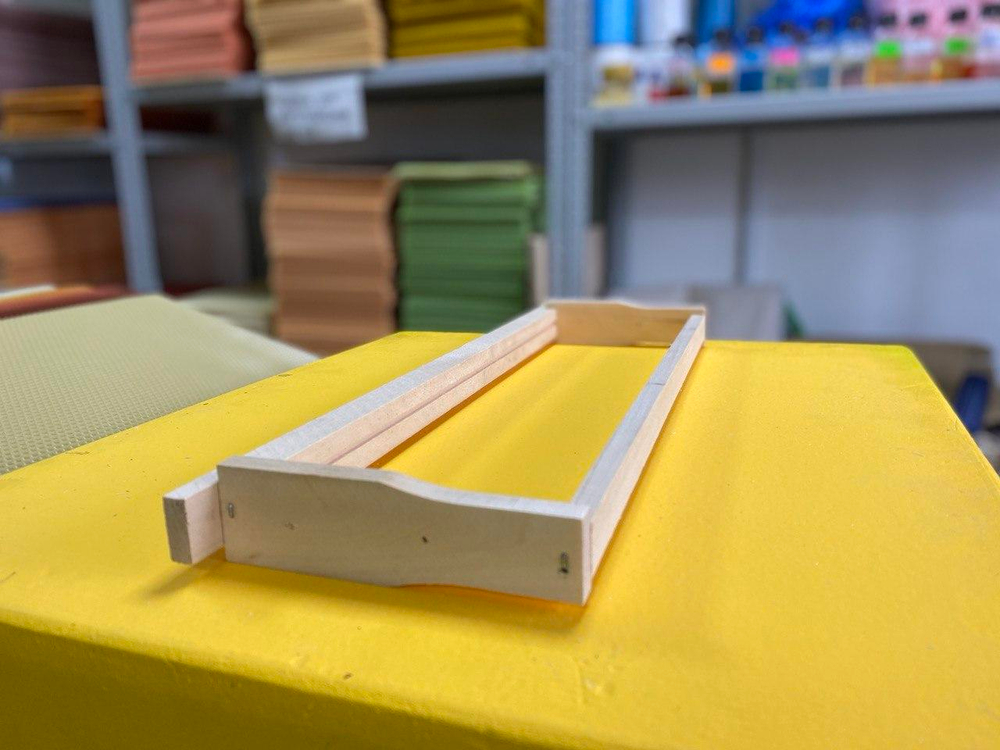 Рамка 435*145 (липа) Магазинная с отверстиями и пропилом