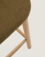 Полубарный стул Helda из зеленого шенилла и массива дуба FSC 65 см