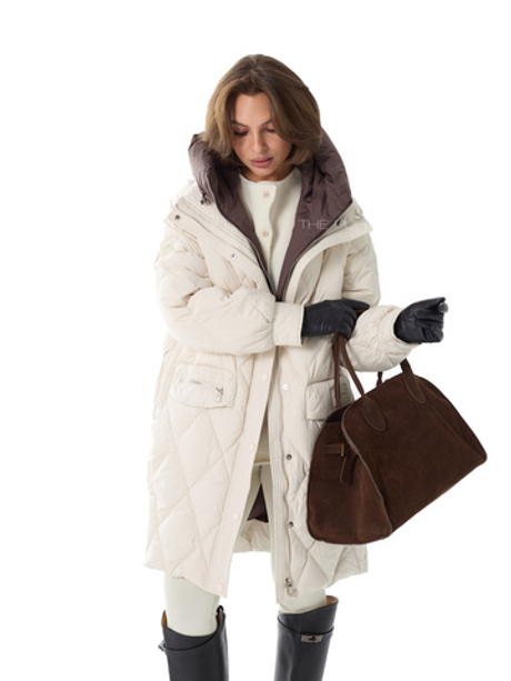 Удлиненный белый пуховик с контрастным капюшоном