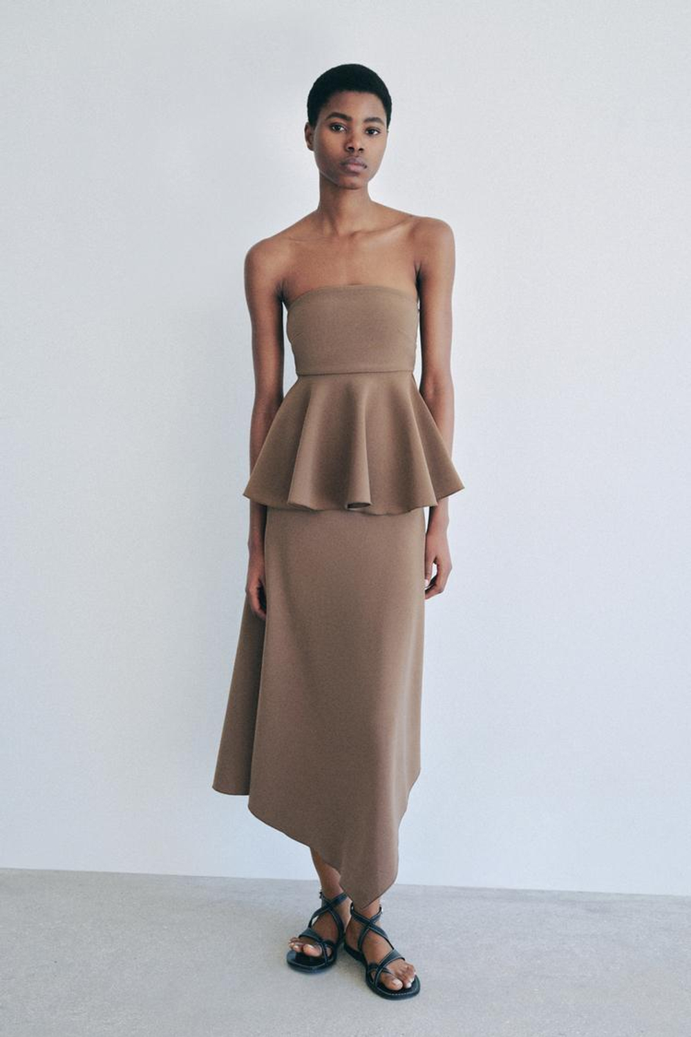 ZARA ТОП ИЗ КРЕПА БЕЗ БРЕТЕЛЕЙ, СЕРОВАТО-КОРИЧНЕВЫЙ